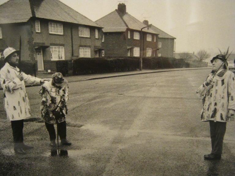 HOMER SYKES Ripon Sinors Dance play Boxing Day Ripon Yorkshire 1972 Tempo, memoria, ripetizione. Photo50 si ritaglia uno spazio di ricerca, nella London Art Fair in corso a Islington: e noi vi facciamo vedere le immagini