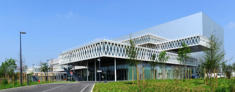 I Nuovi Archivi Nazionali di Francia di Massimiliano Fuksas © Yves Bellier 2 Fuksas ancora in grande stile in Francia. Aprono a Parigi Saint Denis i Nuovi Archivi Nazionali di Francia: qui le immagini nella gallery