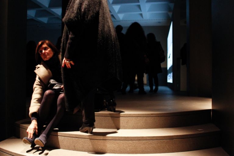 Il pubblico di Masbedo foto Mattia Morelli Bologna Updates: la bellezza secondo Masbedo alla Pinacoteca Nazionale. Allestimento da teatro d’avanguardia per un duo a cui la sola video arte sta sempre più stretta; e che si affida, per l'occasione, ai testi di Walter Siti