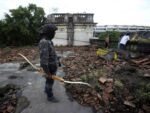 Immagini dell’occupazione del Museo degli Indios a Rio de Janeiro 4 Occupy Maracanã. In Brasile vogliono abbattere il Museo degli Indios per far posto a un centro commerciale e a un parcheggio per il mitico stadio di Rio: e loro resistono, difendendosi con arco e frecce