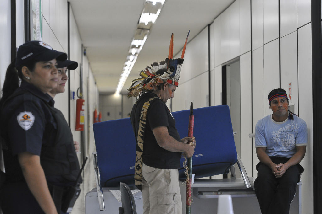 Occupy Maracanã. In Brasile vogliono abbattere il Museo degli Indios per far posto a un centro commerciale e a un parcheggio per il mitico stadio di Rio: e loro resistono, difendendosi con arco e frecce