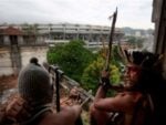 Immagini dell’occupazione del Museo degli Indios a Rio de Janeiro 5 Occupy Maracanã. In Brasile vogliono abbattere il Museo degli Indios per far posto a un centro commerciale e a un parcheggio per il mitico stadio di Rio: e loro resistono, difendendosi con arco e frecce