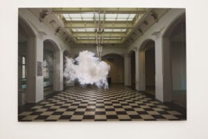 Fumo di Londra. Alla Ronchini Gallery spopolano le “nubi” di Berndnaut Smilde, su Artribune le immagini della mostra e di qualche ospite speciale…