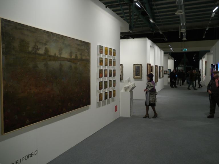 Jerney Forbici da Punto sullArte Si alza il sipario su Bergamo Arte Fiera: pubblico che non ti aspetti per l’apertura in orario aperitivo. Poche sorprese, invece, a spasso tra gli stand: gallerie sulla difensiva. A rischiare sono in pochi