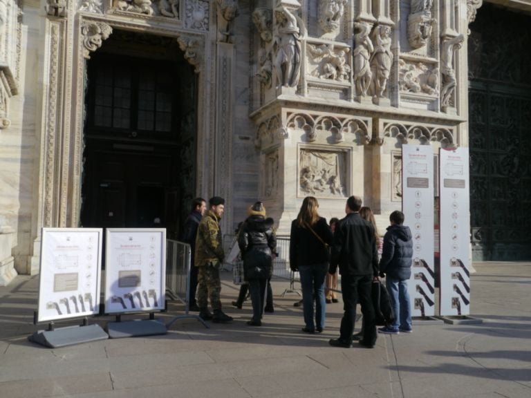 Lingresso del Duomo Souvenir fai da te? A Milano si pagano pure quelli: da oggi costa due euro fotografare l’interno del Duomo. Un’operazione per raccogliere i fondi necessari agli ormai costanti lavori di restauro