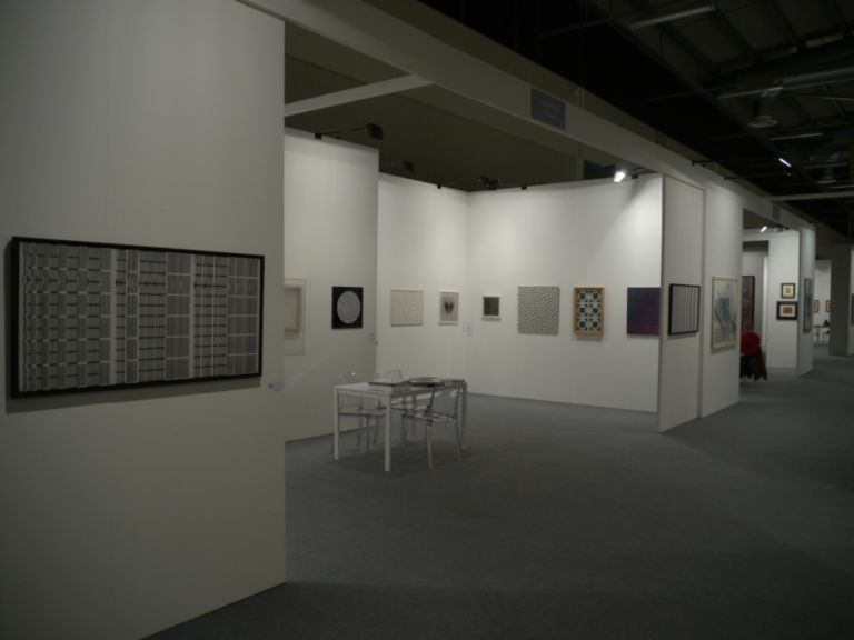 Lo stand 10 A.M. Art Si alza il sipario su Bergamo Arte Fiera: pubblico che non ti aspetti per l’apertura in orario aperitivo. Poche sorprese, invece, a spasso tra gli stand: gallerie sulla difensiva. A rischiare sono in pochi