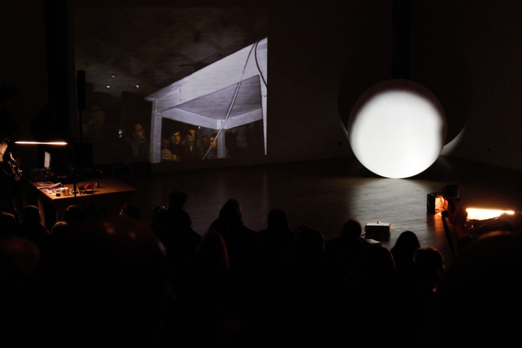 Bologna Updates: la bellezza secondo Masbedo alla Pinacoteca Nazionale. Allestimento da teatro d’avanguardia per un duo a cui la sola video arte sta sempre più stretta; e che si affida, per l’occasione, ai testi di Walter Siti