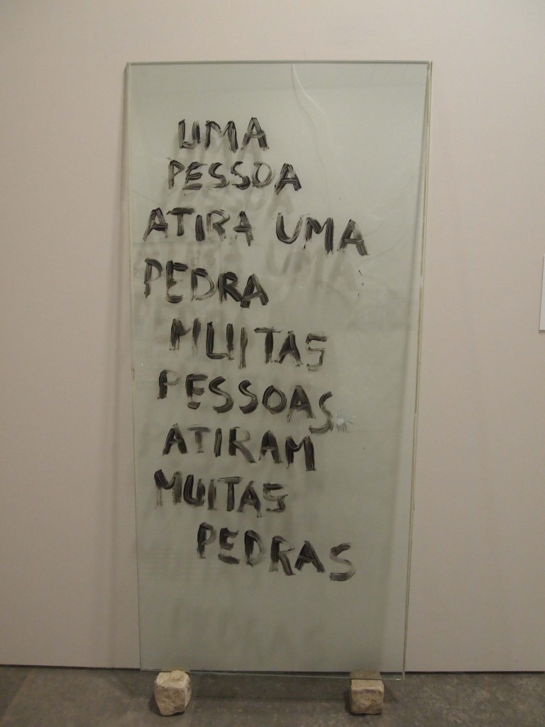 Mauro Cerqueira Uma pessoa atira uma pedra 2010 1 Una mostra che sembra un quotidiano. A Lisbona