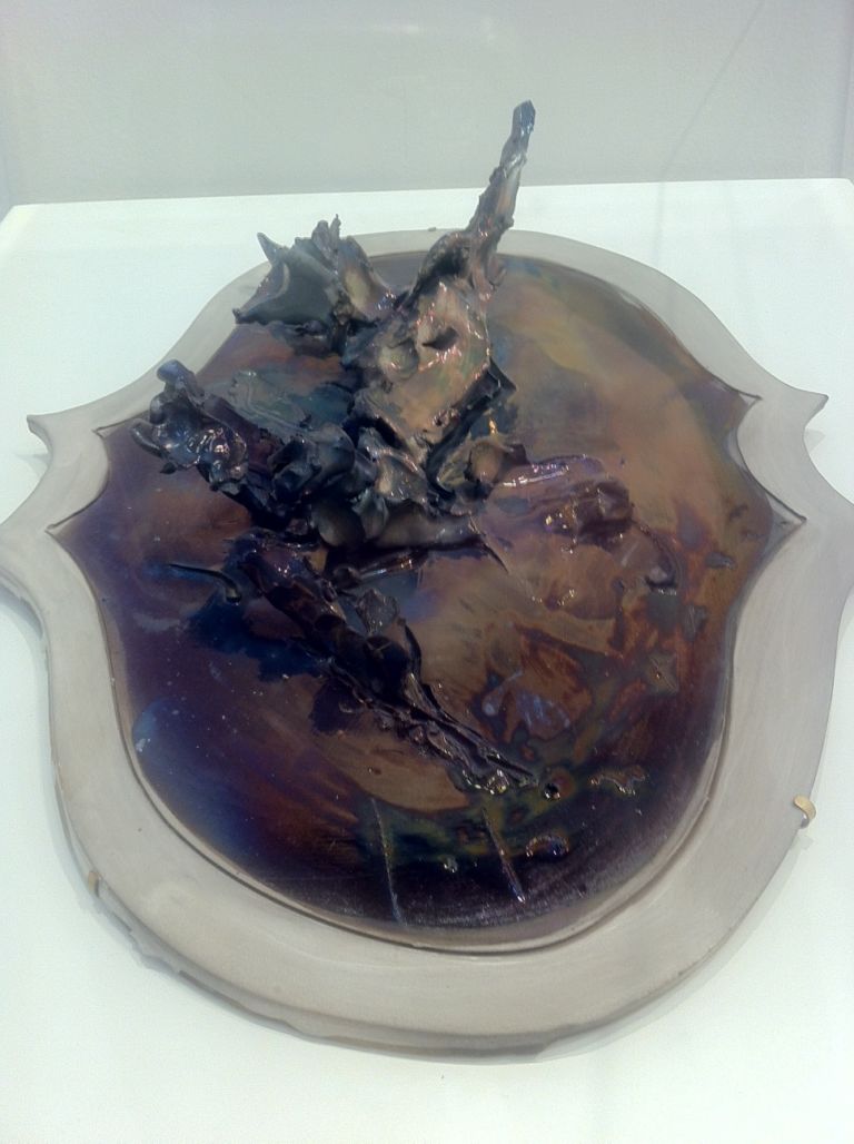 Quanto deve Lucio Fontana a Leoncillo Bologna Updates: dalla smoking machine da Mazzoli, a Leonardo in jeans, all’immancabile Art Attack. Curiosità e sorprese da Artefiera (vol. 2)