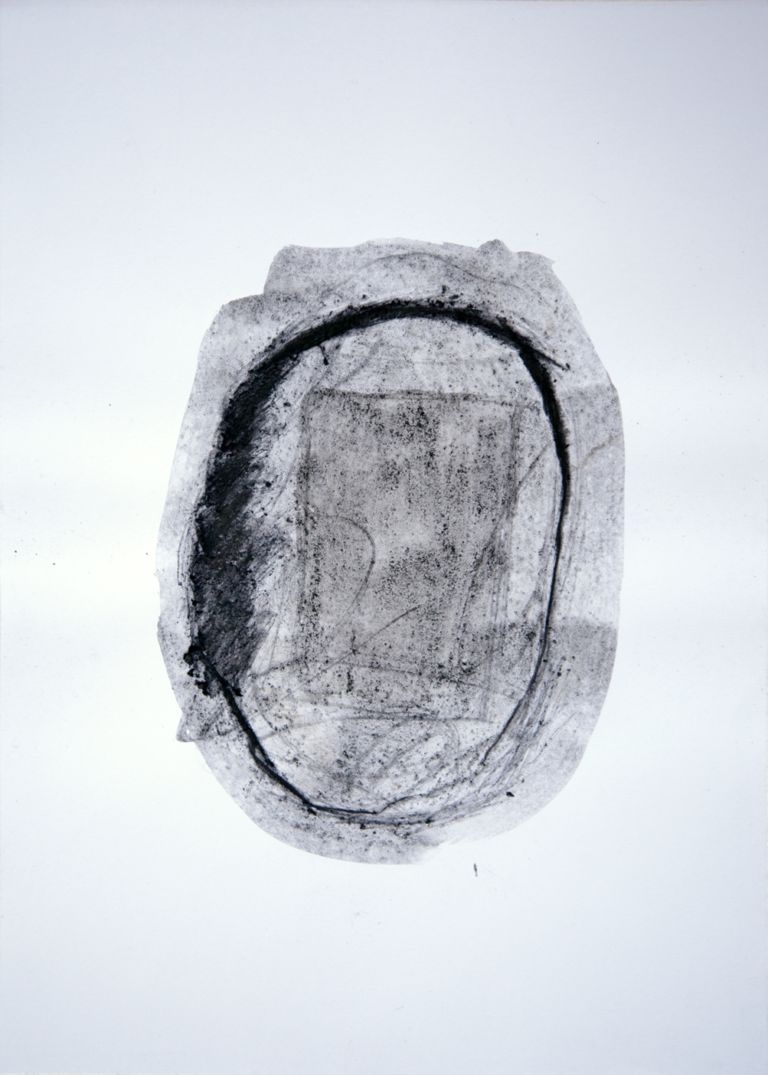 Roberto Almagno Senza Titolo 2009 cm. 42x30 carbone polvere di carbon fossile acqua e cenere su carta foto di Alessandro Cardinali Artista italiano, curatore italiano, spazio italiano (ma in Francia). Roberto Almagno espone all’Istituto Italiano di Cultura di Strasburgo: su Artribune l’anteprima fotografica