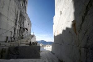 “Alpi Apuane distrutte? Un luogo comune”. Il direttore dell’Associazione Industriali Massa Carrara risponde ad Artribune