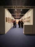 Una galleria per Campana1 Si alza il sipario su Bergamo Arte Fiera: pubblico che non ti aspetti per l’apertura in orario aperitivo. Poche sorprese, invece, a spasso tra gli stand: gallerie sulla difensiva. A rischiare sono in pochi