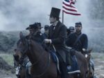 Una scena da Lincoln Lincoln contro Django: irriverente grindhouse in costume? Per niente: ufficializzate le candidature agli Oscar 2013, con ben poche sorprese. E una partita che sembra già in mano al biopic presidenziale griffato Spielberg. A meno che Tarantino...