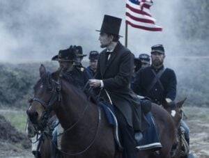 Lincoln contro Django: irriverente grindhouse in costume? Per niente: ufficializzate le candidature agli Oscar 2013, con ben poche sorprese. E una partita che sembra già in mano al biopic presidenziale griffato Spielberg. A meno che Tarantino…