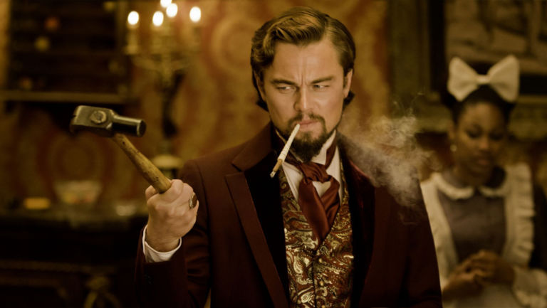 Una scena di Django Unchained Lincoln contro Django: irriverente grindhouse in costume? Per niente: ufficializzate le candidature agli Oscar 2013, con ben poche sorprese. E una partita che sembra già in mano al biopic presidenziale griffato Spielberg. A meno che Tarantino...