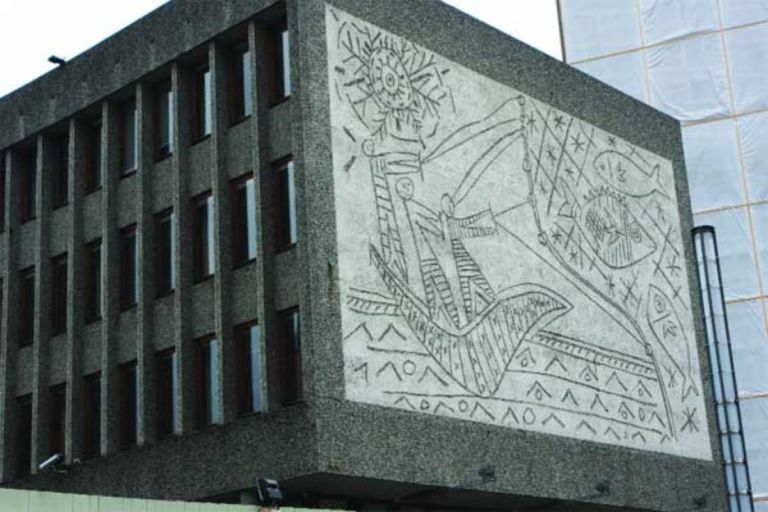 Uno dei murales di Picasso a Oslo Art Digest: Schjeldahl Vs Saltz, la critica che impugna il fioretto. Se demolisco, i Picasso dove li metto? 83 milioni di dollari farlocchi, Mr Wang non paga il vaso da record