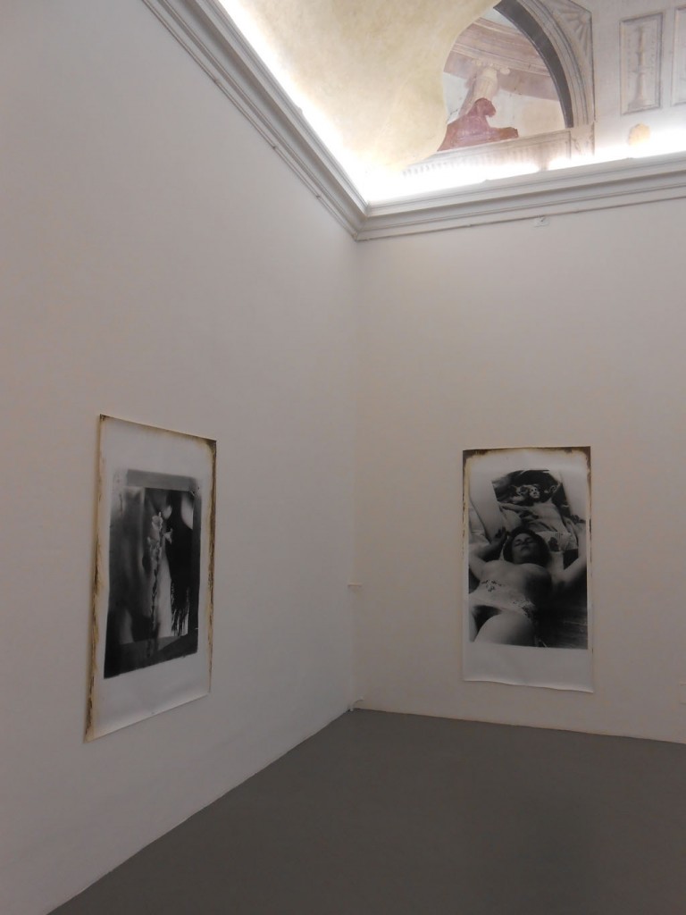Veduta della mostra Galleria Alessandro Bagnai 2 La mise en abyme del corpo femminile