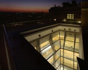 Riapre la Bibliotheca Hertziana: dieci anni di lavori, a Roma, per il restyling firmato Juan Navarro Baldeweg. Palazzo storico fuori, scrigno ultramoderno dentro.