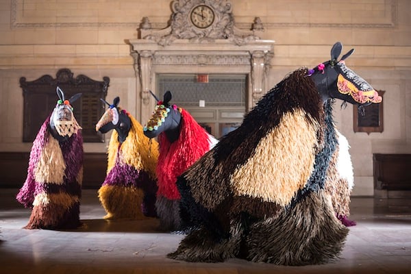 Cavalli danzanti a Grand Central. La stazione centrale di New York invasa dalle sculture indossabili di Nick Cave