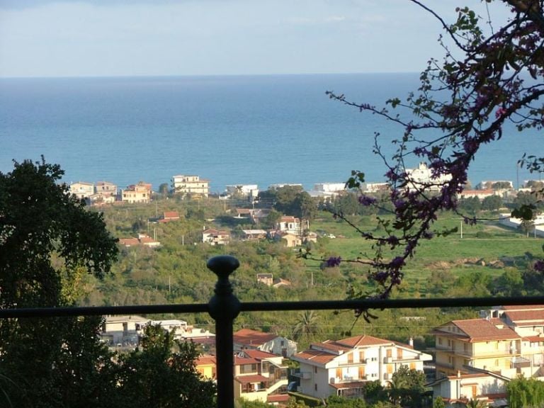 vista sul mare Sotto a chi chiude. Villa Piccolo: miseria o nobiltà?