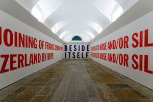 Parole, parole, parole. Lawrence Weiner a Villa Panza