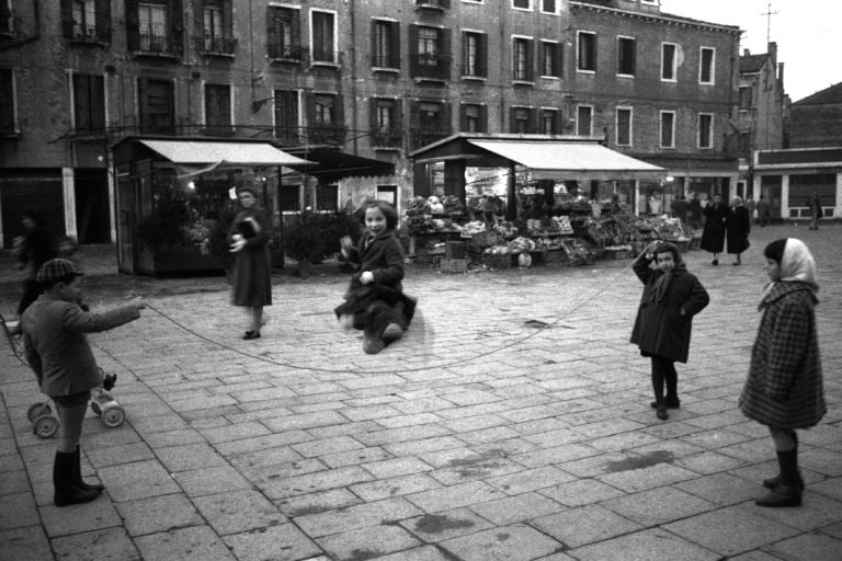 9.Gianni Berengo Gardin Venezia 1958 Berengo Gardin: quando la storia di uno diventa la storia di tutti.