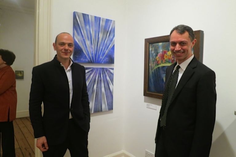 Alberto Di Fabio e il curatore della mostra Pier Paolo Pancotto Il microcosmo di Alberto di Fabio. Personale londinese alla Estorick Collection: dalla galassia Gagosian a Jenny Saville, ecco chiccera all’opening