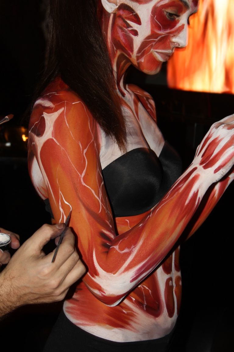 Body Wolrds party Just Cavalli Hollywood Milano 4 e1361379203999 Corpi in festa da Just Cavalli. A Milano disco party, videoarte e body painting per festeggiare il successo della discussissima mostra Body Wolrds: qui ci sono foto e video