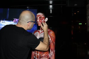 Corpi in festa da Just Cavalli. A Milano disco party, videoarte e body painting per festeggiare il successo della discussissima mostra Body Wolrds: qui ci sono foto e video