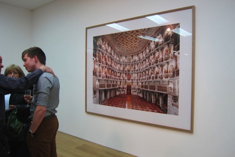 Candida Höfer A Return to Italy Ben Brown Fine Arts Londra un momento dell’opening 4 Il ritorno in Italia di Candida Höfer. In mostra a Londra il nuovo “reportage” d’autore, fra teatri, biblioteche e palazzi storici del Belpaese: e la fotogallery di Artribune vi porta dentro l’opening