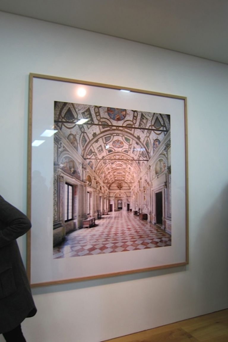 Candida Höfer A Return to Italy Ben Brown Fine Arts Londra un momento dell’opening 6 Il ritorno in Italia di Candida Höfer. In mostra a Londra il nuovo “reportage” d’autore, fra teatri, biblioteche e palazzi storici del Belpaese: e la fotogallery di Artribune vi porta dentro l’opening
