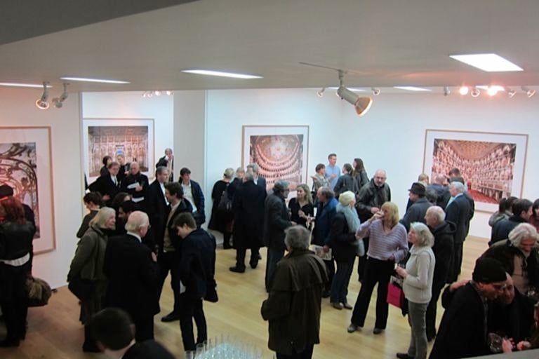 Candida Höfer A Return to Italy Ben Brown Fine Arts Londra un momento dell’opening 2 Il ritorno in Italia di Candida Höfer. In mostra a Londra il nuovo “reportage” d’autore, fra teatri, biblioteche e palazzi storici del Belpaese: e la fotogallery di Artribune vi porta dentro l’opening