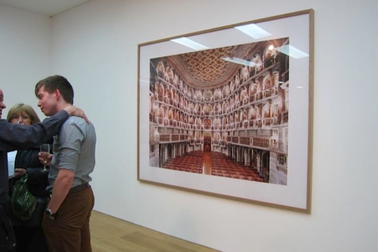 Candida Höfer A Return to Italy Ben Brown Fine Arts Londra un momento dell’opening 4 Il ritorno in Italia di Candida Höfer. In mostra a Londra il nuovo “reportage” d’autore, fra teatri, biblioteche e palazzi storici del Belpaese: e la fotogallery di Artribune vi porta dentro l’opening