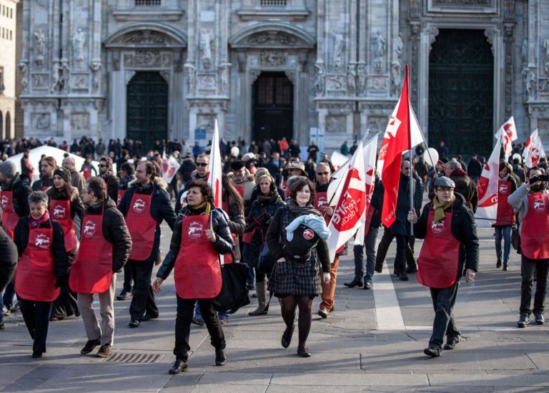 FARE in piazza del Duomo Chi vende arte vota Oscar Giannino! A fare outing è Carlo Teardo, presidente della Federazione Italiana Mercanti d’Arte, che a Milano annuncia l’appoggio a Fare per Fermare il Declino. E il movimento presenta le sue ricette per la cultura: meno Stato, meno tasse...