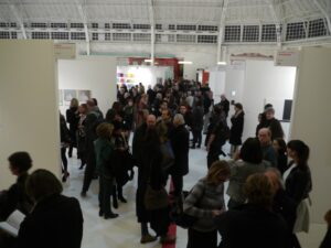 Flash Art Event? Un successo. Almeno stando alle prime impressioni da un vernissage preso d’assalto: pubblico delle grandi occasioni e galleristi con sorriso a trentadue denti. Pochi minuti e già si vende…