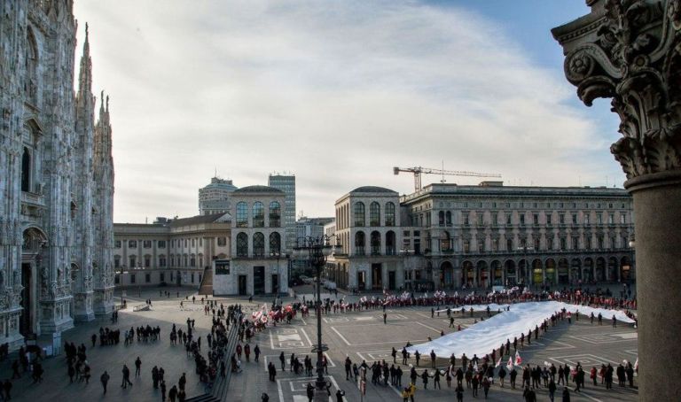 Flash mob milanese per i sostenitori di Giannino 2 Chi vende arte vota Oscar Giannino! A fare outing è Carlo Teardo, presidente della Federazione Italiana Mercanti d’Arte, che a Milano annuncia l’appoggio a Fare per Fermare il Declino. E il movimento presenta le sue ricette per la cultura: meno Stato, meno tasse...