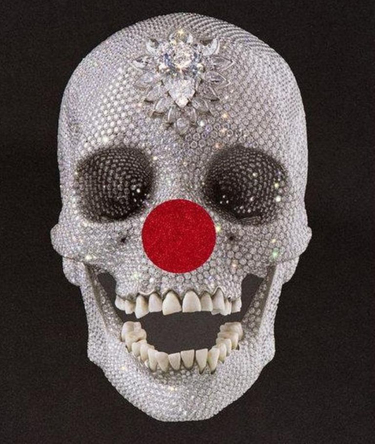 For the Love of God customizzato da Damien Hirst Art Digest: Ai Weiwei racconta Ai Weiwei. Il naso da clown di Damien Hirst. Direttrice grassa e pelosa: il museo licenzia