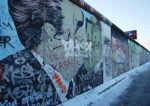 Il Muro di Berlino con il bacio fra Breznev e Honecker Art Digest: la catena di Sant’Antonio per Gauguin. Non disturbate Breznev e Honecker che si baciano. Pacific Standard Time, bis latinoamericano nel 2017