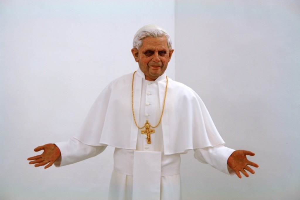 Tutte le volte che Joseph Ratzinger è apparso in qualche opera d’arte. Ma l’immaginario visivo resta legato ad alcune irriverenti prime pagine…
