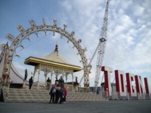 Quando il curatore è un domatore. In senso letterale: parte da Genova il nuovo tour internazionale del circo Darix Togni. Che si porta dietro, nel carrozzone adibito a museo di famiglia, una personale del fotografo Cristian Iotti