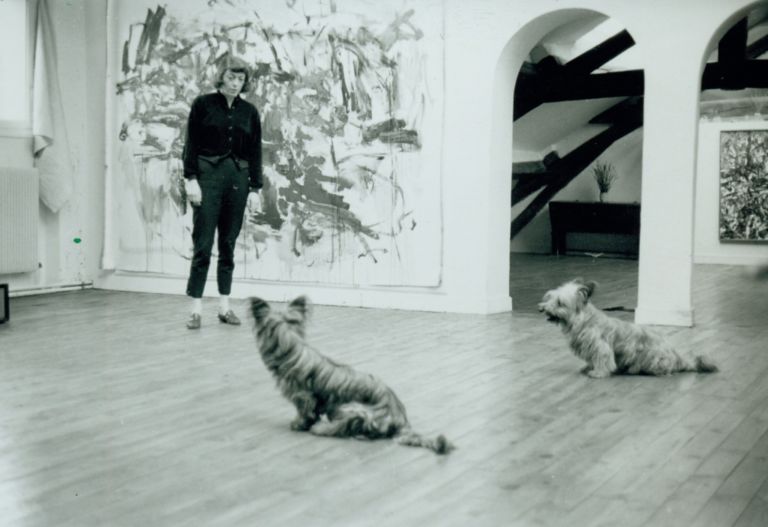 Joan with her Skye terriers Isabelle and Bertie in her FrÃ©micourt studio ca. 1960Â©Estate of Joan Mitchell. Courtesy 1 Abstract painting oltre il Duemila