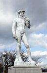 La copia giapponese del David di Michelangelo Art Digest: Michelangelo scandaloso in Giappone. Arco? È up, garantito Cisneros. Mai fare un torto ai Voina: loro se ne intendono, di processi