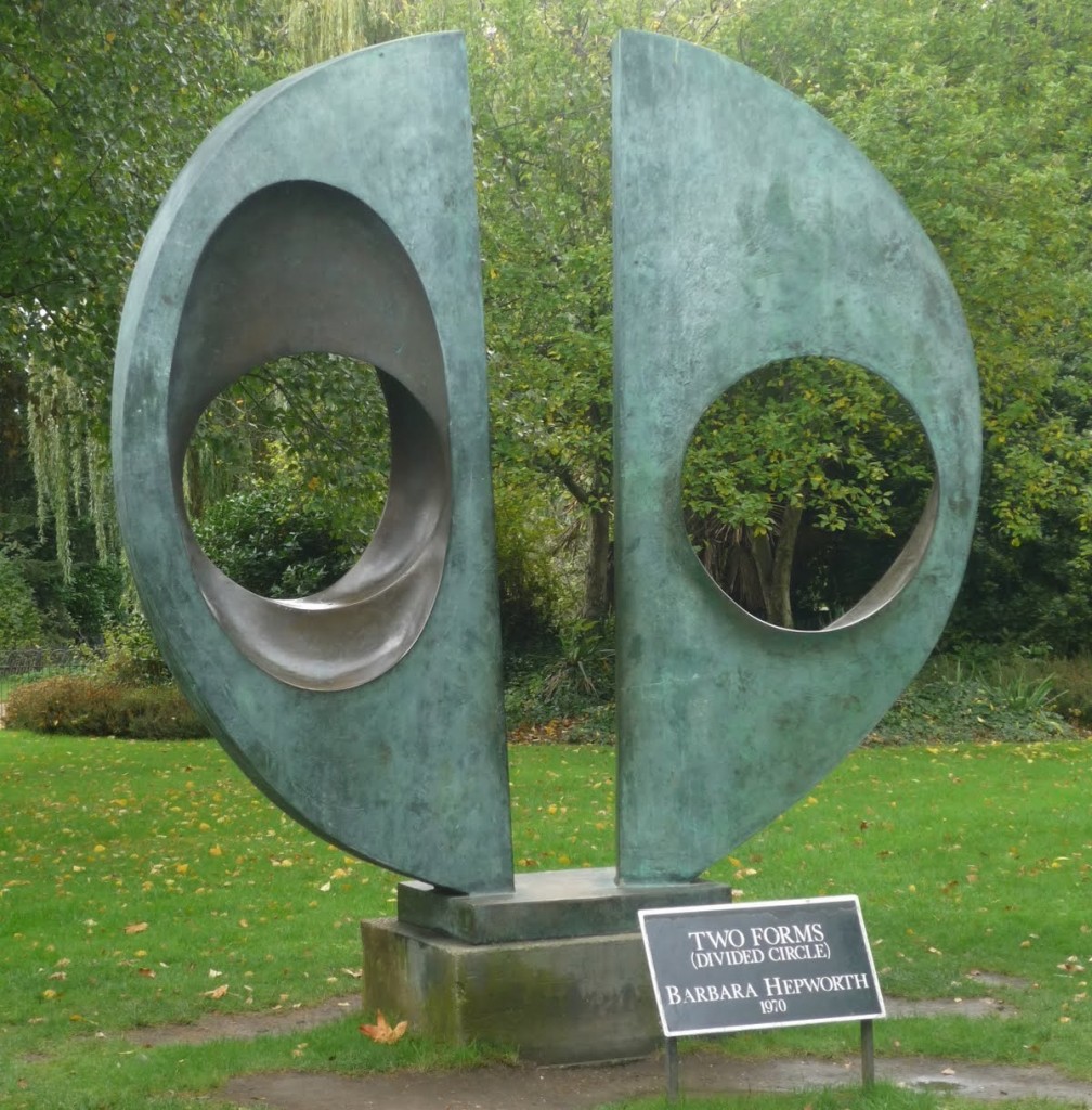 Da Anya Gallaccio a Ryan Gander: big artists in corsa per rimpiazzare la scultura di Barbara Hepworth rubata a Londra. Unica prescrizione? Non sia in metallo, per scoraggiare i ladri riciclatori…