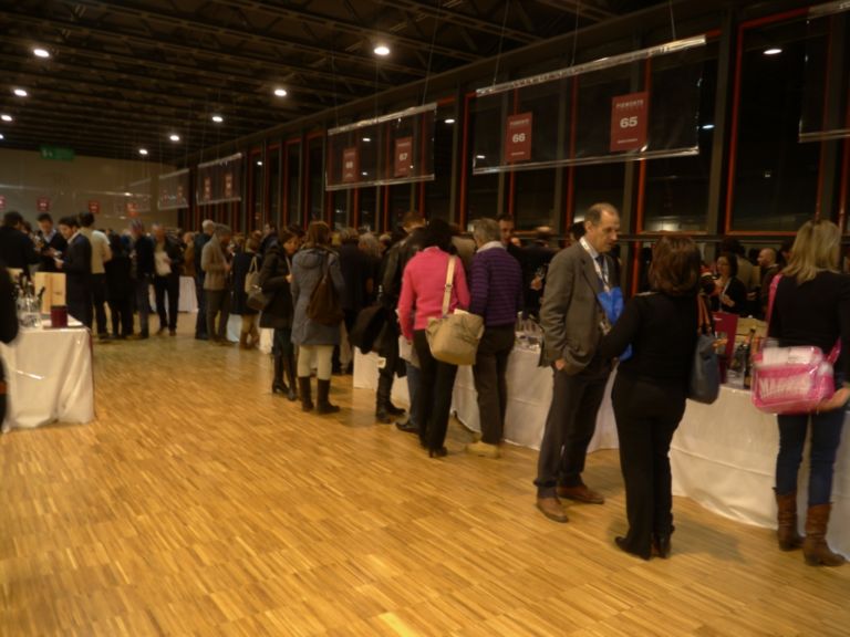 Milano FoodWine Intellettuali in bottiglia: Gillo Dorfles ispira un aglianico, ne disegna le etichette e presta il proprio nome a un vino nato sulle colline di Paestum. Curiose scoperte al Milano Food&Wine