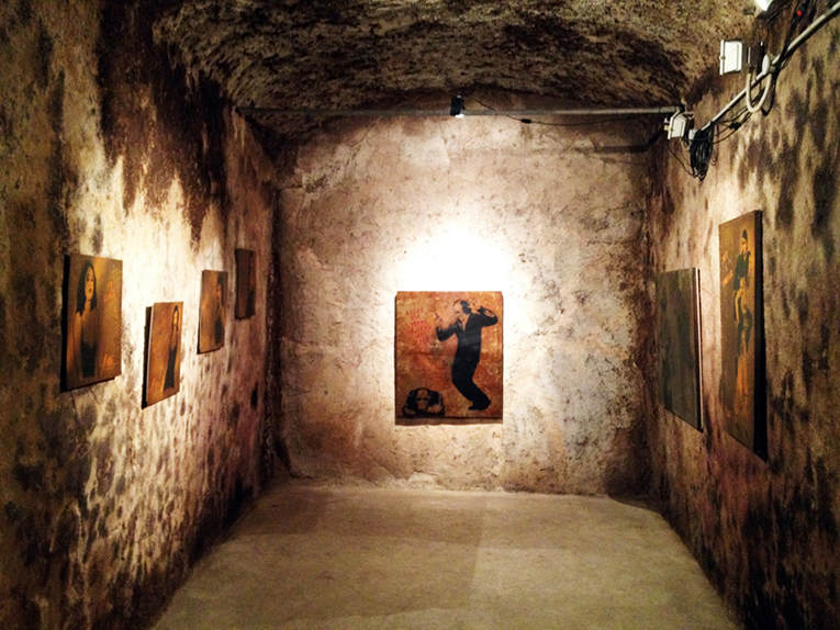 Miss.Tic © Miss.Tic adagp 2013 veduta della mostra presso la Galleria Wunderkammern Roma 2013 2 Le donne provocatorie di Miss.Tic, la “regina della Street Art”