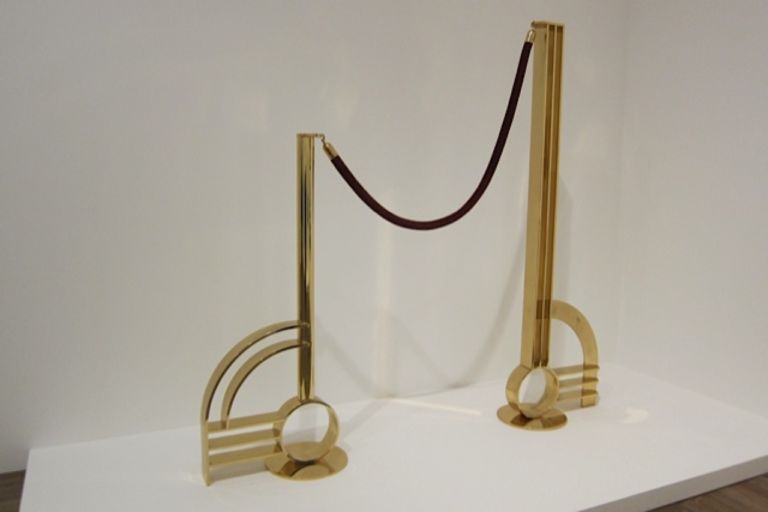 Modern sculpture with velvet ropes 1967 private collection La più grande mostra di sempre. La Tate Modern ruba agli Usa la glorificazione di Roy Lichtenstein, noi in anteprima vi regaliamo foto e video…