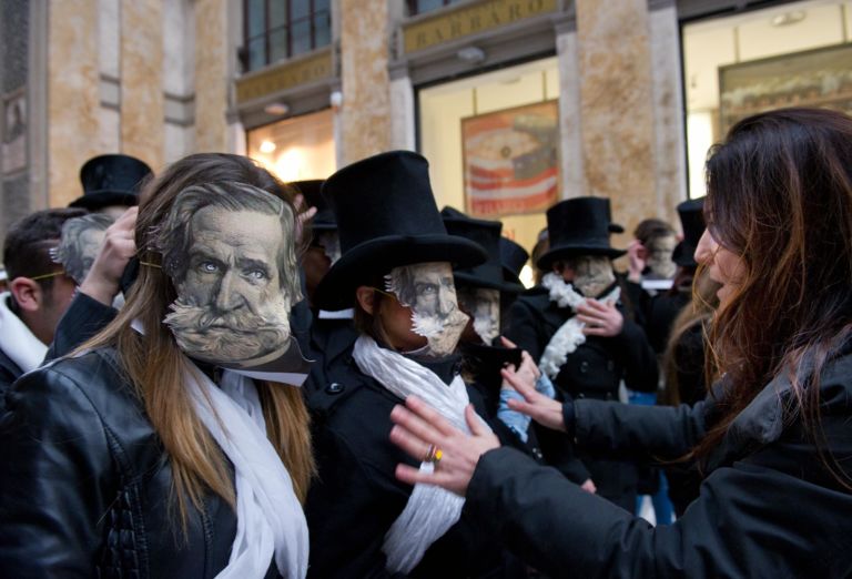 Monica Biancardi backstage spot Verdi foto Francesco Squeglia 11 Un’artista, mille lire e un ritratto di Boldini. A Napoli il Teatro San Carlo celebra Giuseppe Verdi con una performance “corale” di Monica Biancardi: tante foto nella gallery…