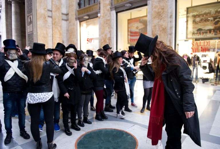 Monica Biancardi backstage spot Verdi foto Francesco Squeglia 8 Un’artista, mille lire e un ritratto di Boldini. A Napoli il Teatro San Carlo celebra Giuseppe Verdi con una performance “corale” di Monica Biancardi: tante foto nella gallery…