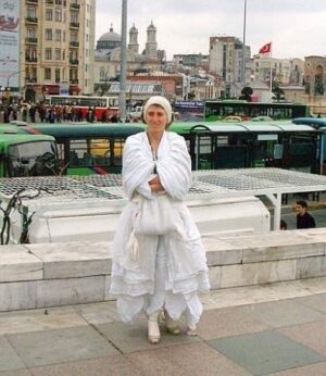 Una “non sfilata” in bianco, per ricordare Pippa Bacca. A Milano, con una performance urbana e itinerante, donne vestite da sposa omaggiano l’artista milanese uccisa cinque anni fa
