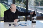 Pistoletto e bottiglia Arte e vino di nuovo a braccetto: Pistoletto griffa “La Celebrazione” per i 25 anni di Ornellaia. Etichette d’autore per l’annata 2010 della casa vinicola toscana: oltre cento bottiglie all'asta per la Royal Opera House